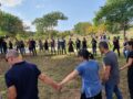 עובדים במעגל גיבוש בפארק — ערב גיבוש לצוות של ההילולה