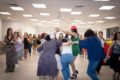 נשים רוקדות במעגל ומוחאות כפיים בהפעלה של ההילולה