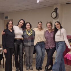 קבוצת נשים מצטלמת יחד בסוף ערב נשים