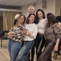 נשים מרימות רגל בפוזה משותפת בערב נשים