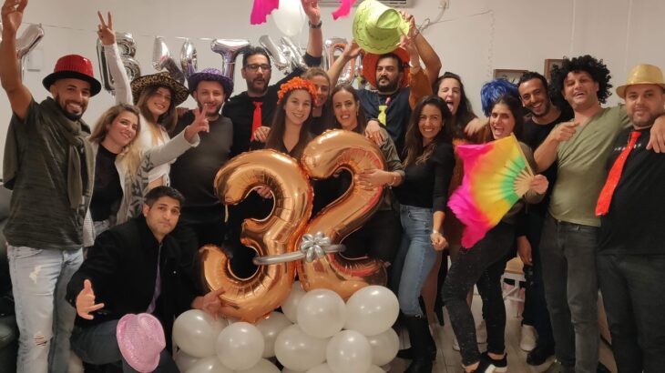 חגיגת יום הולדת למבוגרים עם ההילולה: החוגגים סביב בלוני 32