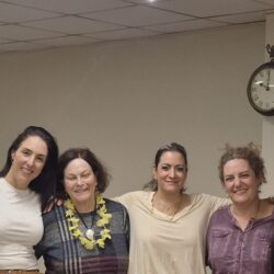 שש נשים מצטלמות יחד בסוף ערב נשים של ההילולה