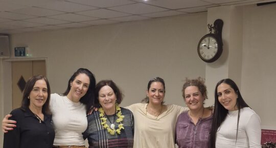 שש נשים מצטלמות יחד בסוף ערב נשים של ההילולה