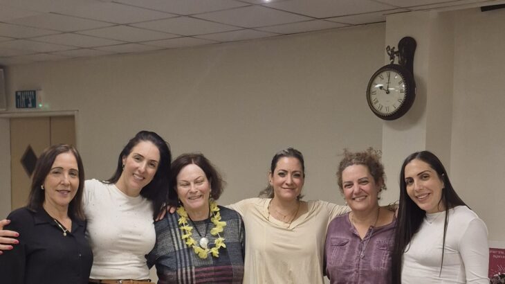 שש נשים מצטלמות יחד בסוף ערב נשים של ההילולה