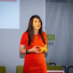 הילה עשור, מייסדת ההילולה, מרצה על שמחה על הבמה