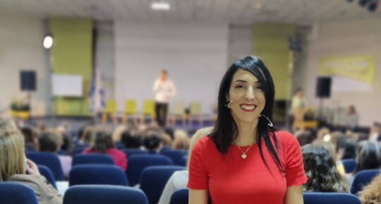 הילה עשור באולם מלא לפני הרצאה