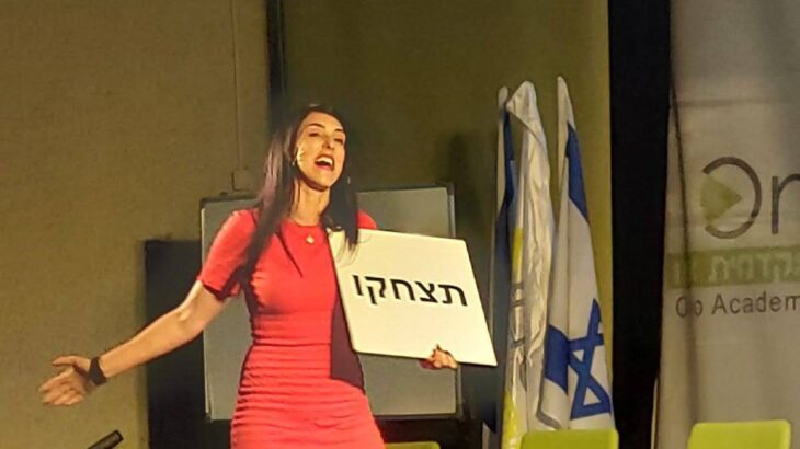 הילה עשור רוקדת בתנועה חופשית על הבמה