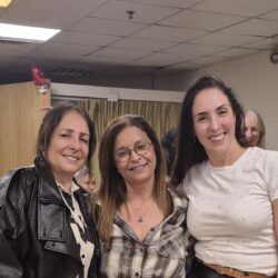 שלוש חברות מצטלמות בערב נשים של ההילולה