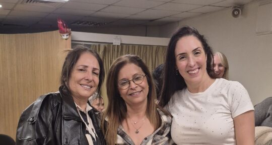 שלוש חברות מצטלמות בערב נשים של ההילולה