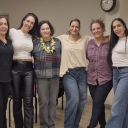 קבוצת נשים מצטלמת בשורה בסוף ערב נשים