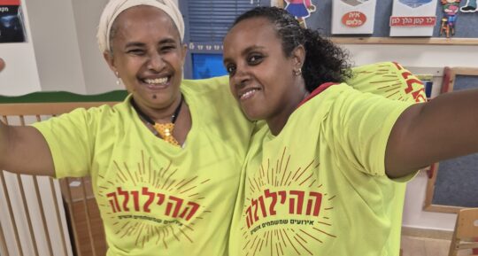 שתי נשים בתוך חולצה אחת של ההילולה בערב נשים