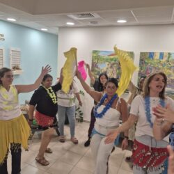 נשים רוקדות עם מניפות וחגורות מטבעות בערב נשים