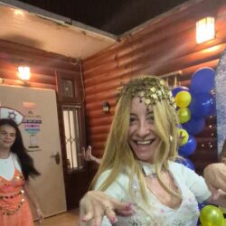 חוגגת בלבן עם כיסוי ראש של מטבעות רוקדת עם חברות בתלבושות ריקודי בטן