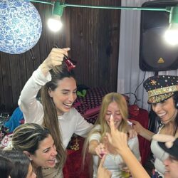 החברות מתקבצות סביב הכלה באמצע משחק, אחת מצלצלת בפעמון